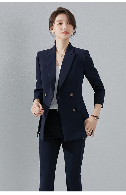 秋冬职场风范 女性职业装套装的时尚气质与高端选择